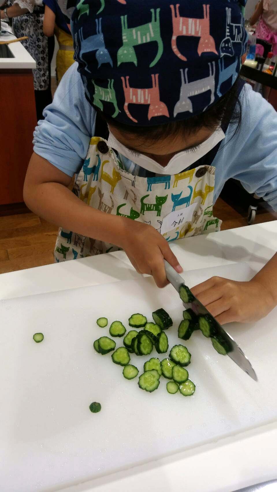 「「相手の心に響く褒め方」を大切に」をイメージさせる、「登志子のキッチン」料理教室の様子