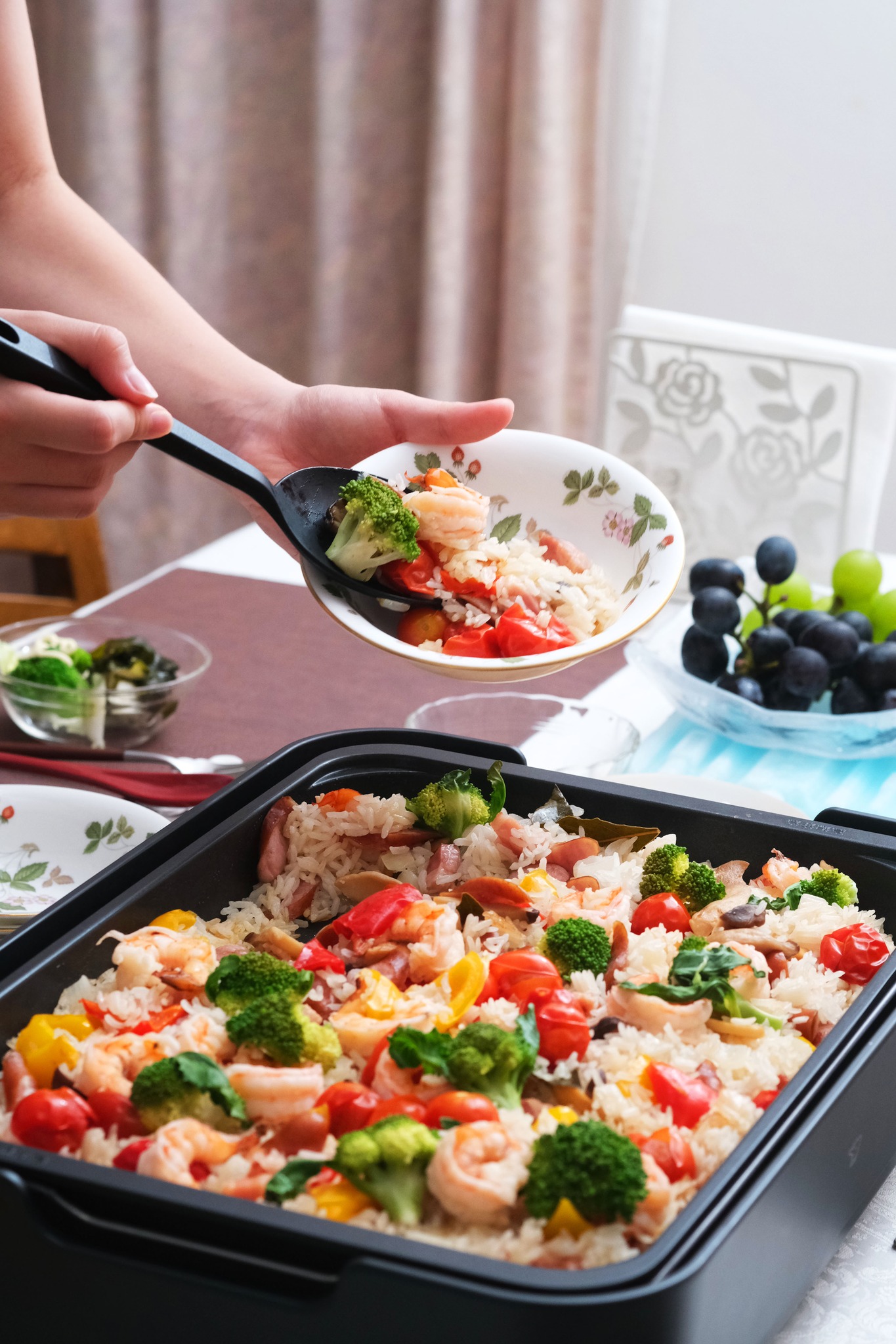 「教員から料理の道へ」をイメージさせる、「登志子のキッチン」料理教室の様子