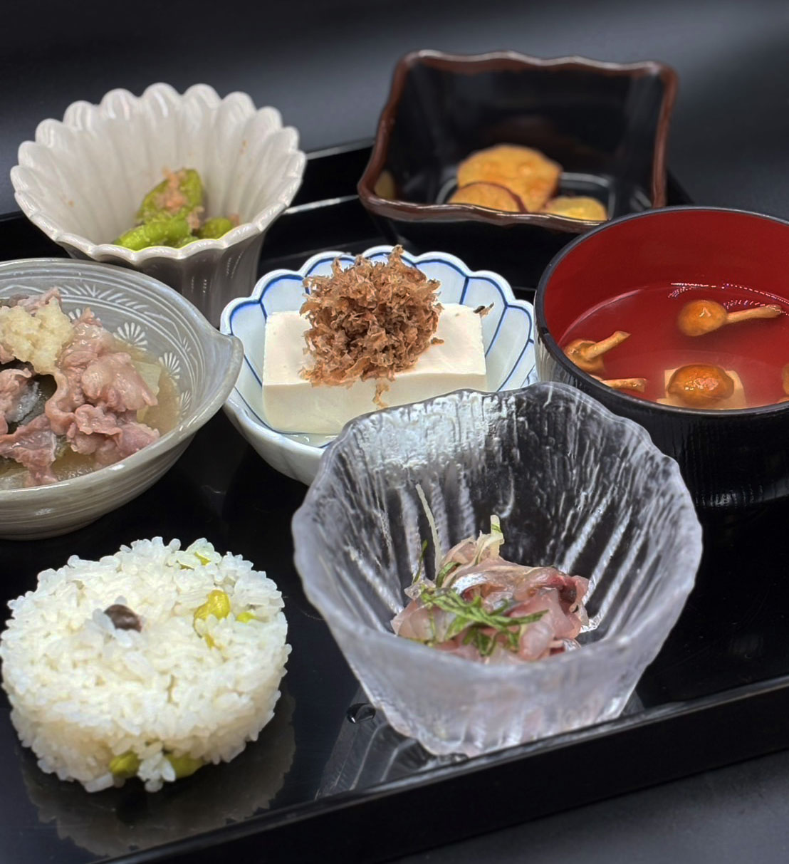 「登志子のキッチン」無添加料理へのこだわりを説明する画像（無添加調味料を使用した大人気の和食メニュー）