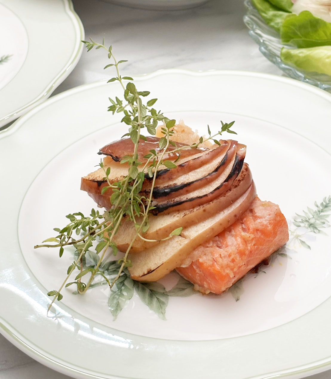 「登志子のキッチン」が和洋中からエスニックまで幅広く選べる！ことを説明する画像（フルーツを使った大人気レシピ｜秋鮭とりんごのソテー）