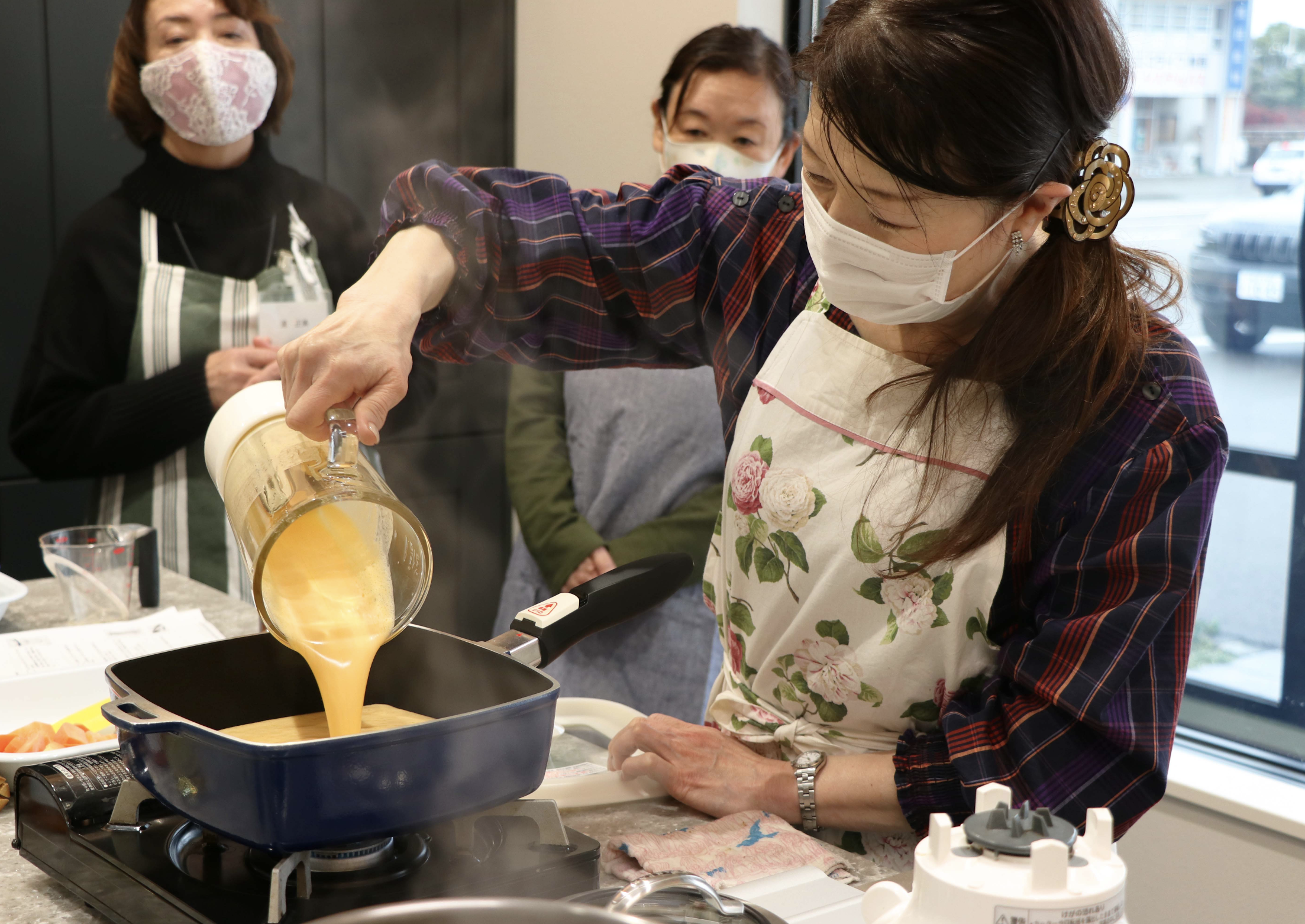 「私が料理を好きになったきっかけ」をイメージさせる写真。「登志子のキッチン」料理教室の様子。
