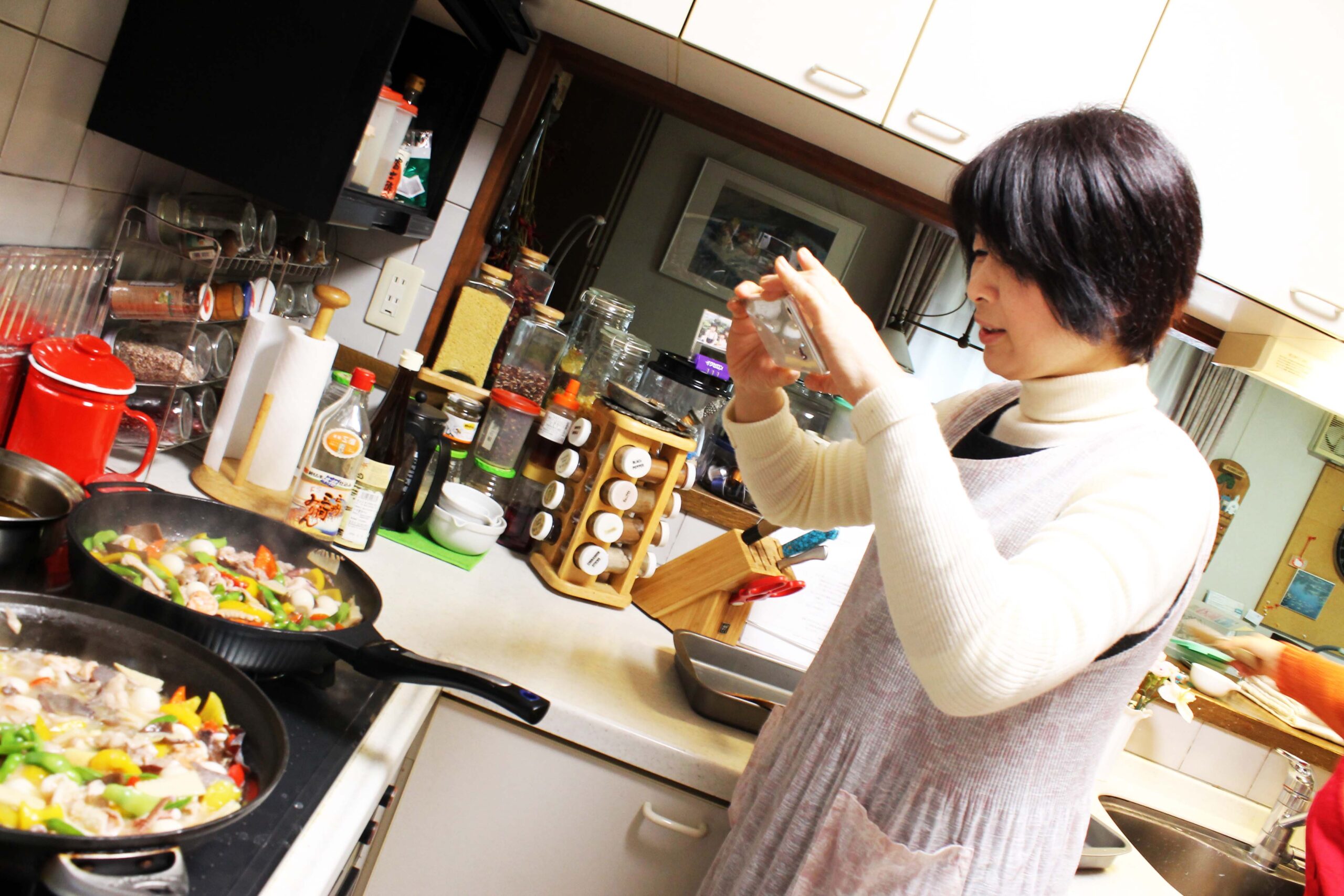 「よくある質問」をイメージさせる、「登志子のキッチン」料理教室の様子