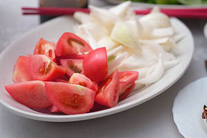 「トマトとバジルのすき焼き」材料のトマトと玉ねぎの画像