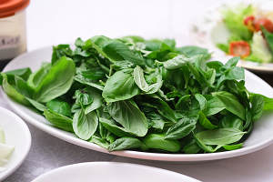 「トマトとバジルのすき焼き」材料のバジルの画像