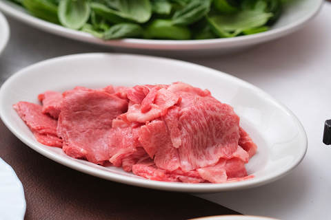 「トマトとバジルのすき焼き」材料の牛肉の画像