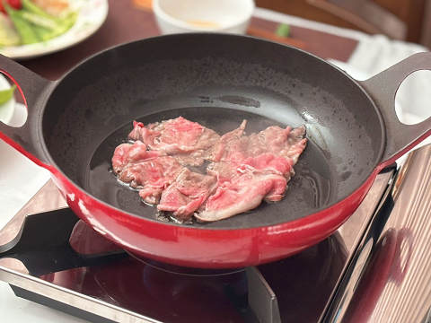 「トマトとバジルのすき焼き」作り方の画像①